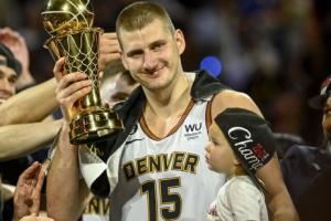 😝节目效果炸裂!NBA夺冠的约基奇😑VS赛马夺冠的约基奇😆